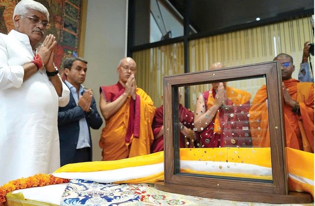 bao-vat-gan-lien-voi-xa-loi-duc-phat-tai-piprahwa5.jpg