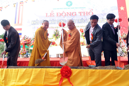 Lãnh đạo Giáo hội Phật giáo cùng đại diện chính quyền làm lễ động thổ khởi công.