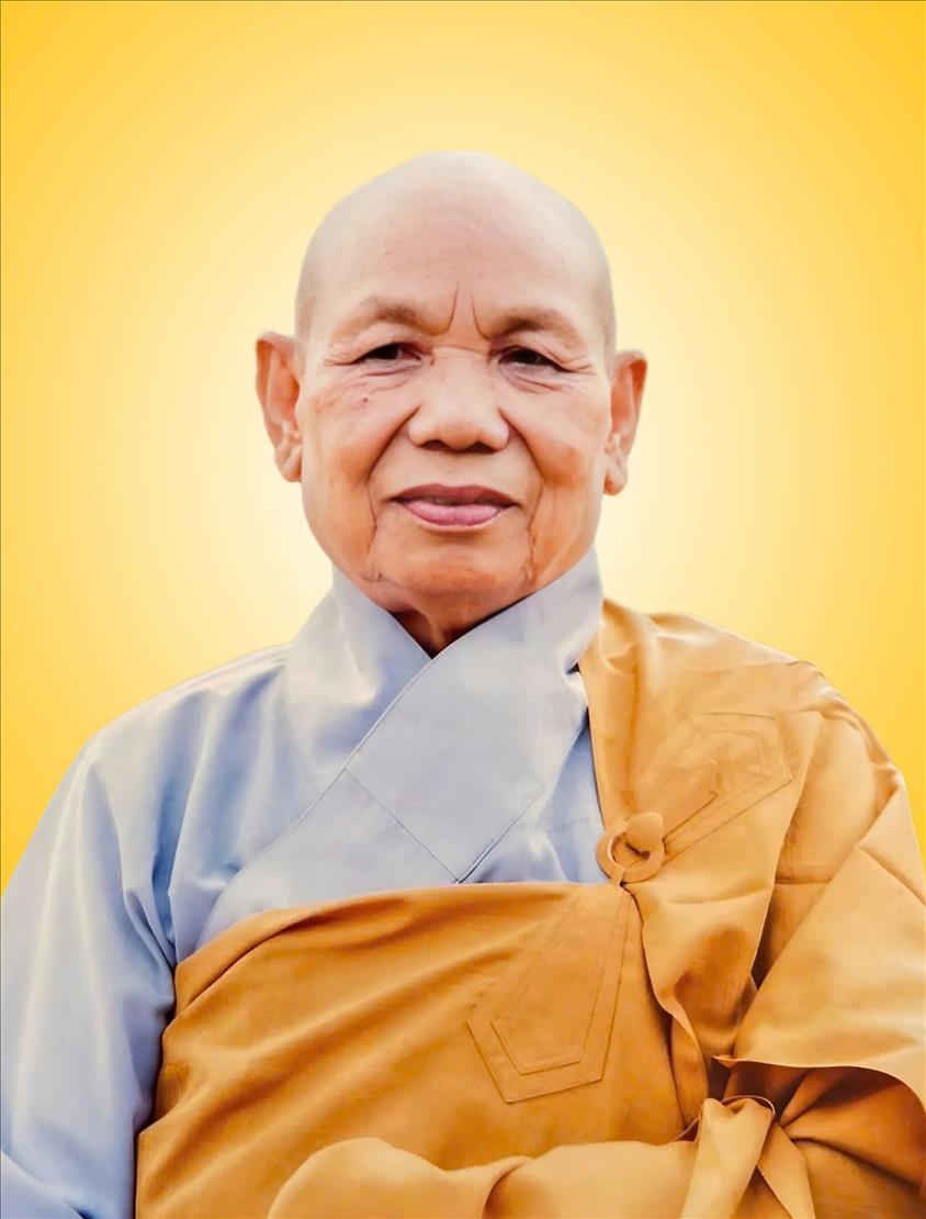 thichnunhuanh_phochieu.jpg