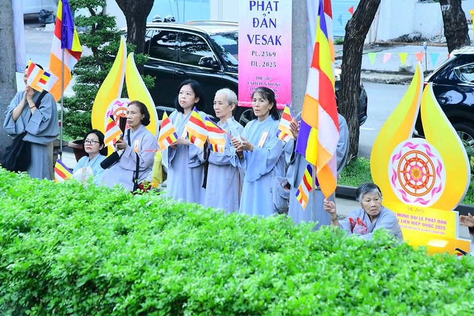 botat_thichquangduc_nguoiphattu_phatdan12.jpg
