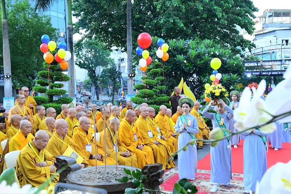 botat_thichquangduc_nguoiphattu_phatdan13.jpg