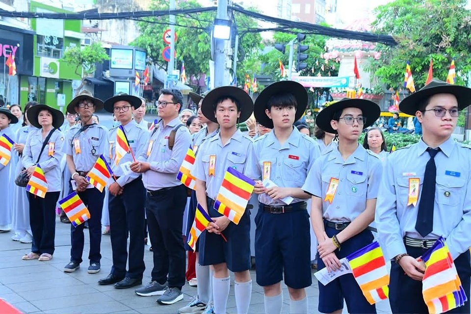 botat_thichquangduc_nguoiphattu_phatdan14.jpg
