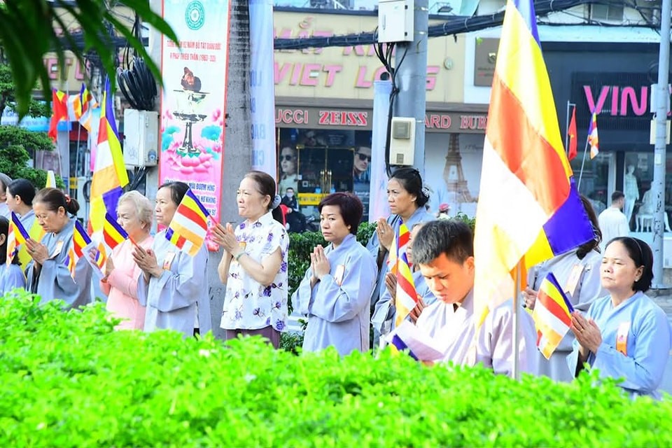 botat_thichquangduc_nguoiphattu_phatdan16.jpg