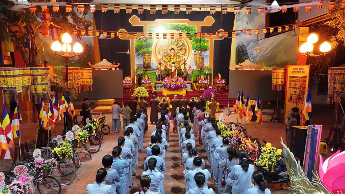 dao-trang-phap-hoa-chua-bang-va-nhan-dan-dap-xe-dieu-hanh._2jpg.jpg