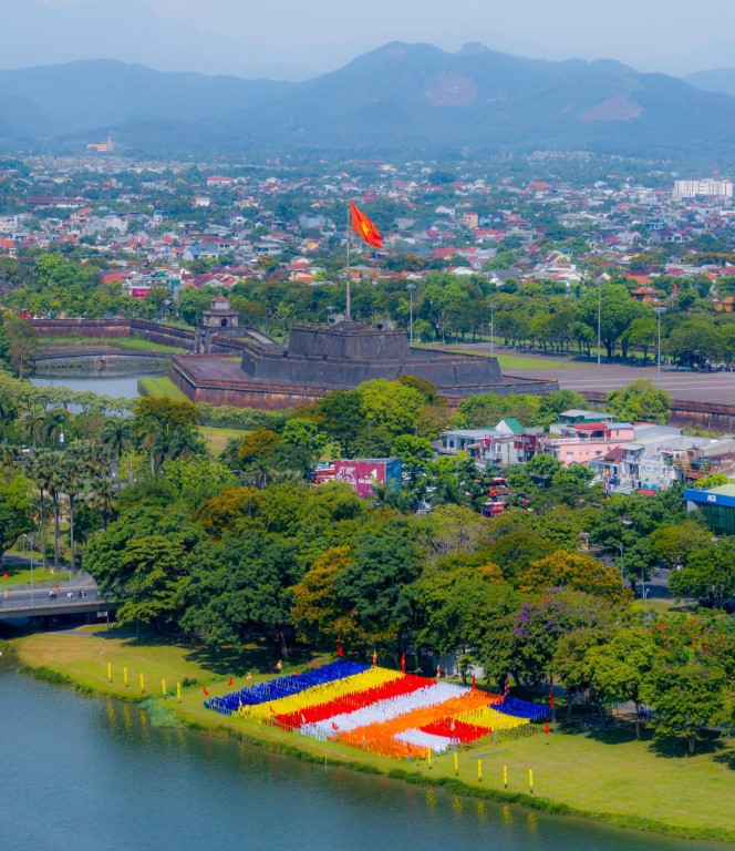 hue-ruc-ro-co-hoa-chao-mung-dai-le-phat-dan_nguoiphattu0.jpg