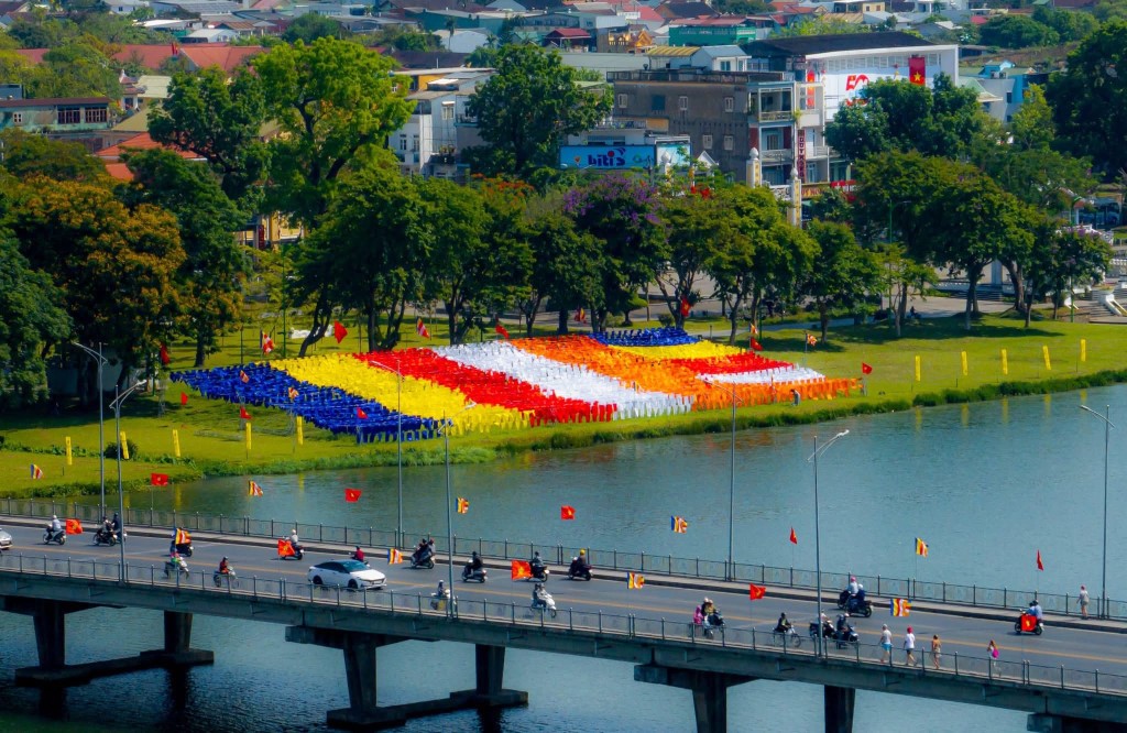 hue-ruc-ro-co-hoa-chao-mung-dai-le-phat-dan_nguoiphattu1.jpg