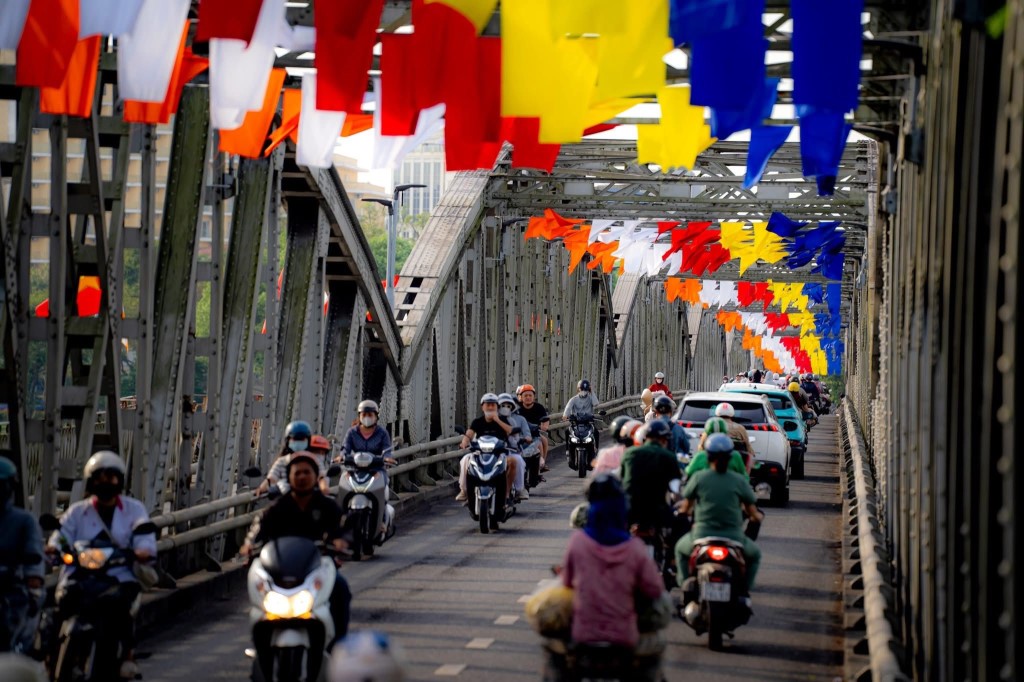hue-ruc-ro-co-hoa-chao-mung-dai-le-phat-dan_nguoiphattu11.jpg