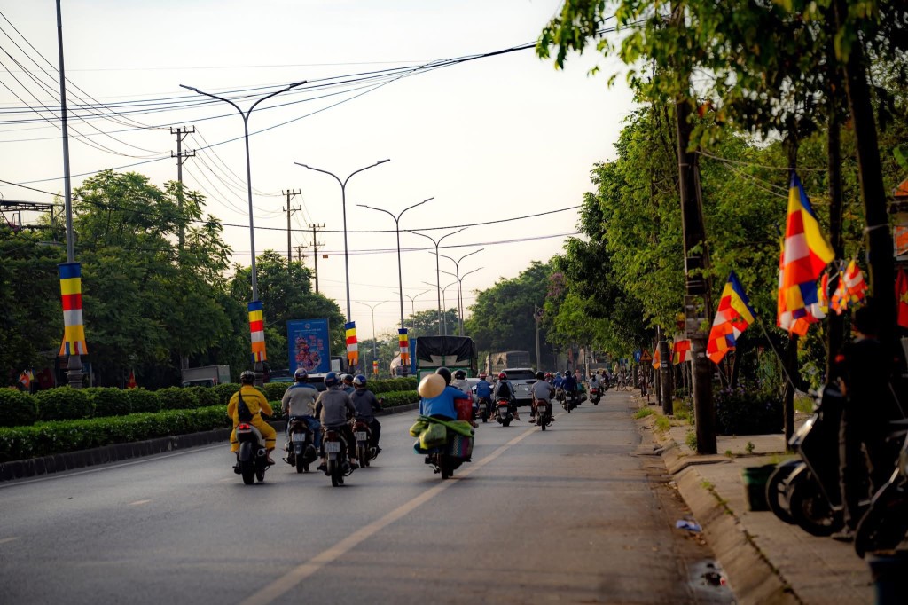 hue-ruc-ro-co-hoa-chao-mung-dai-le-phat-dan_nguoiphattu15.jpg