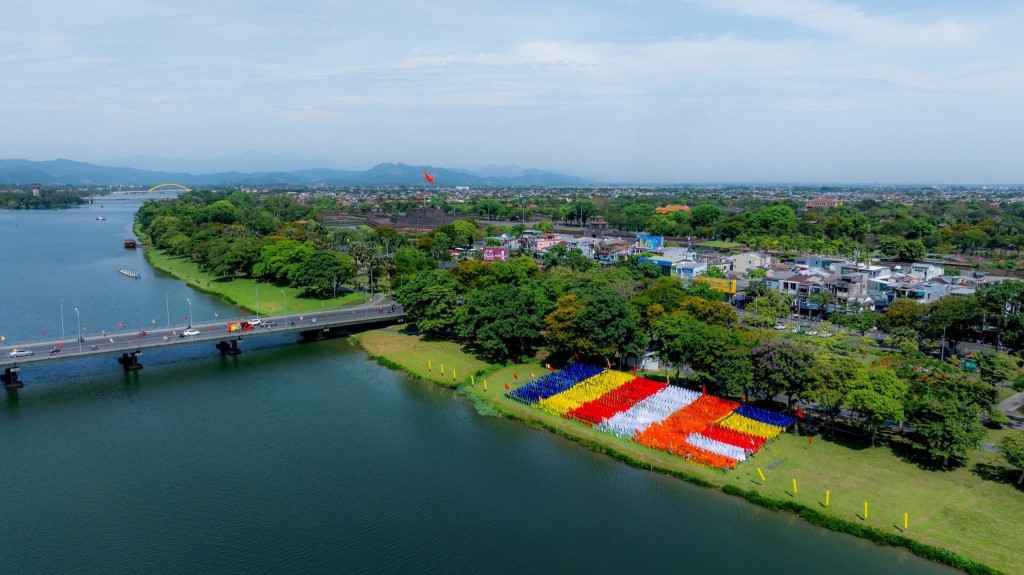 hue-ruc-ro-co-hoa-chao-mung-dai-le-phat-dan_nguoiphattu3.jpg