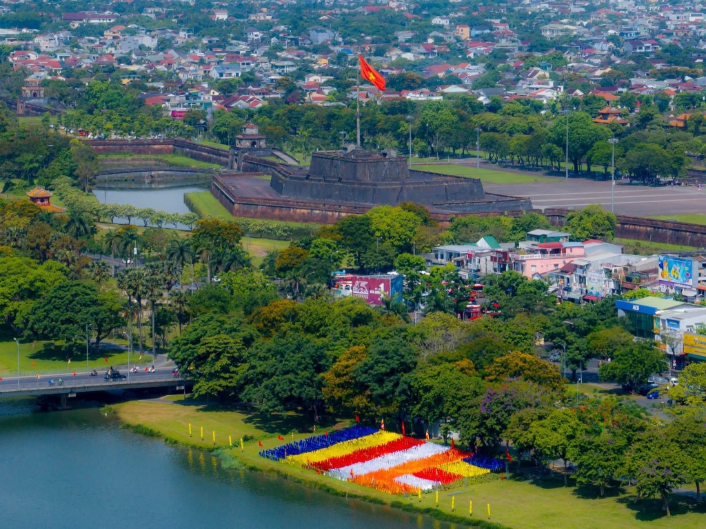 hue-ruc-ro-co-hoa-chao-mung-dai-le-phat-dan_nguoiphattu4.jpg
