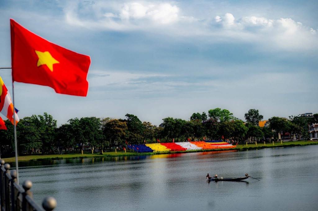 hue-ruc-ro-co-hoa-chao-mung-dai-le-phat-dan_nguoiphattu7.jpg