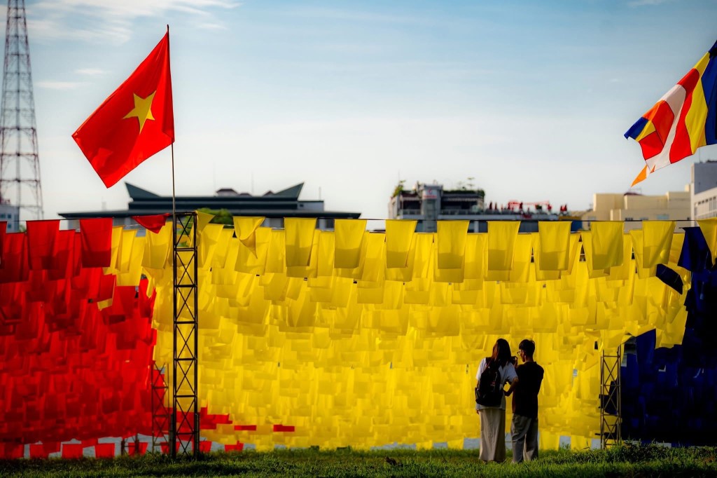 hue-ruc-ro-co-hoa-chao-mung-dai-le-phat-dan_nguoiphattu8.jpg
