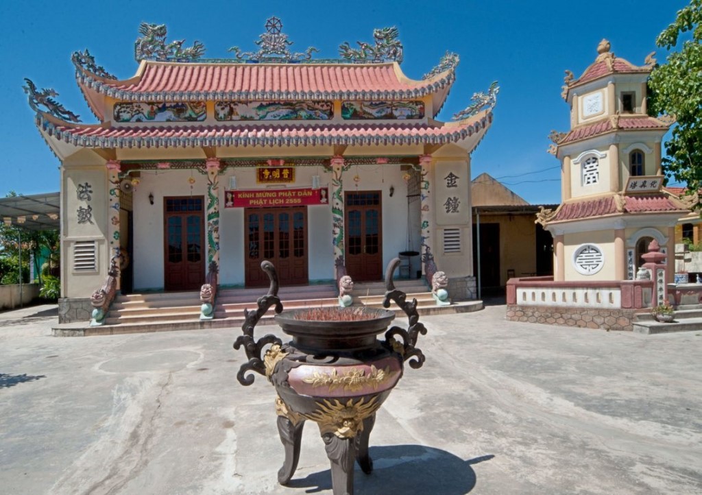 chuaphominhquangbinh_phatgiaoquangbinh_thichnhatsach5.jpg