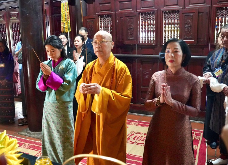 hoang-hau-bhutan-tham-chua-tran-quoc1.jpg