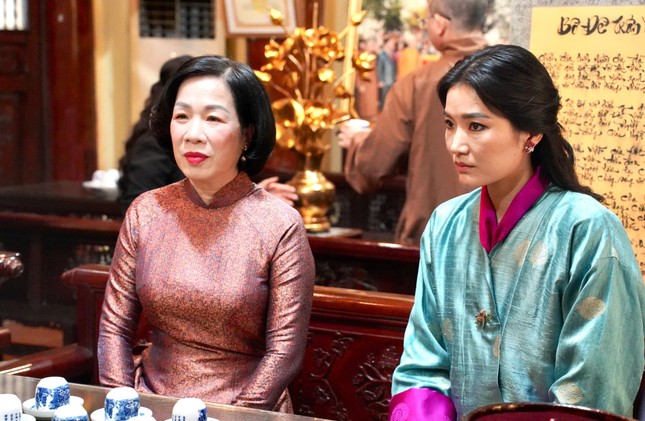 hoang-hau-bhutan-tham-chua-tran-quoc3.jpg