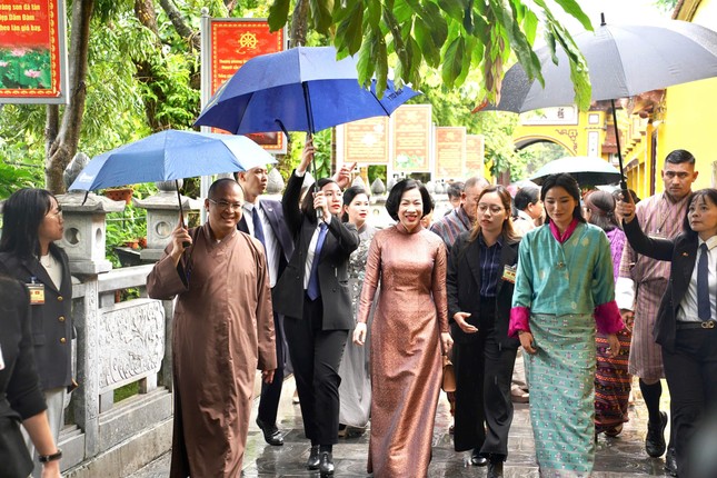 hoang-hau-bhutan-tham-chua-tran-quoc4.jpg