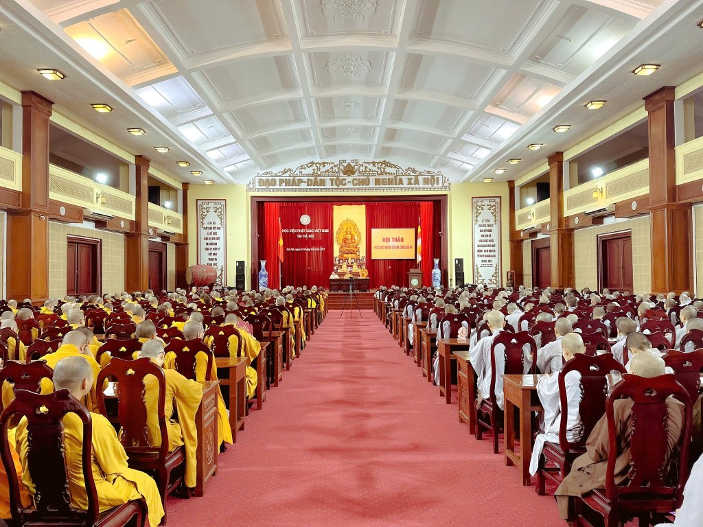 nha-su-xay-chua-to-tuong-lon-co-lang-phi-khong0.jpg