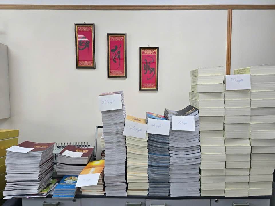 sachvesak2025_quatangvesak2025_vesak2025_nguoiphattu.jpg