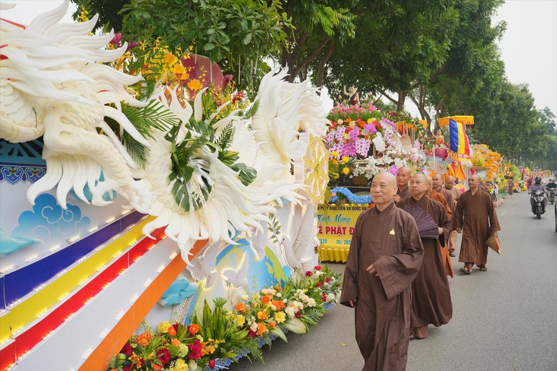 40-xe-hoa-ruc-ro-dieu-hanh-kinh-mung-dai-le-phat-dan3.jpg