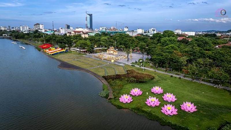 7-hoa-sen-tren-song-huong-kinh-mung-dai-le-phat-dan1.jpg