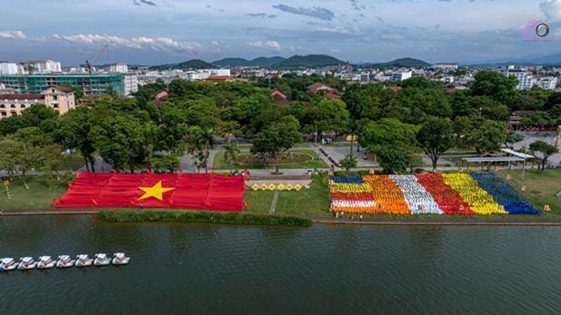 7-hoa-sen-tren-song-huong-kinh-mung-dai-le-phat-dan10.jpg