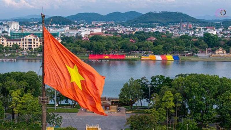 7-hoa-sen-tren-song-huong-kinh-mung-dai-le-phat-dan11.jpg