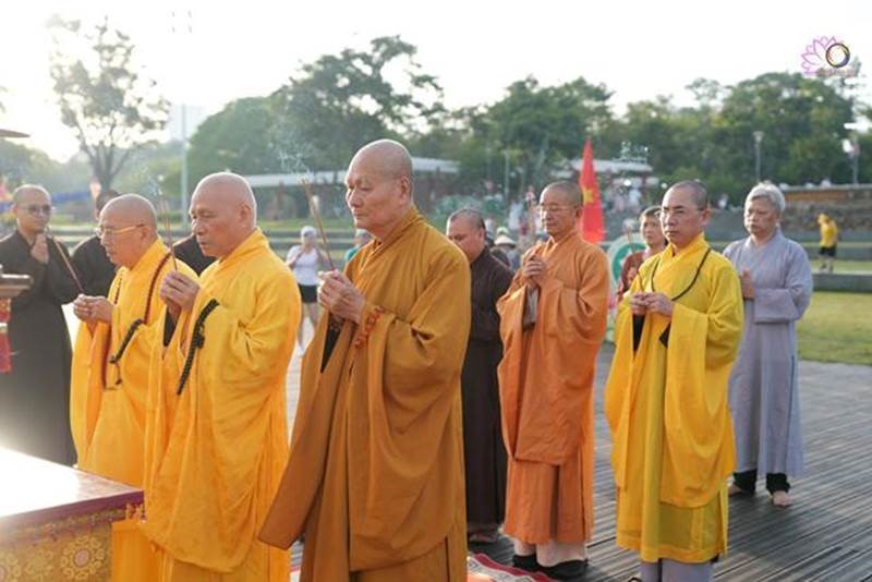 7-hoa-sen-tren-song-huong-kinh-mung-dai-le-phat-dan2.jpg