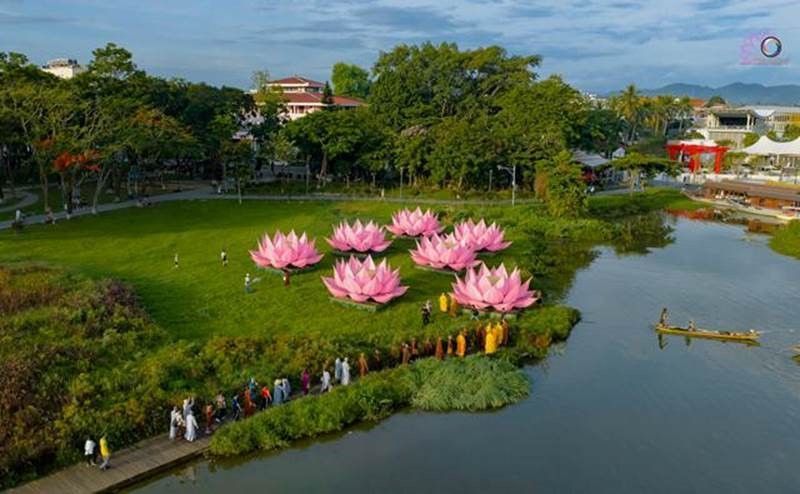 7-hoa-sen-tren-song-huong-kinh-mung-dai-le-phat-dan3.jpg