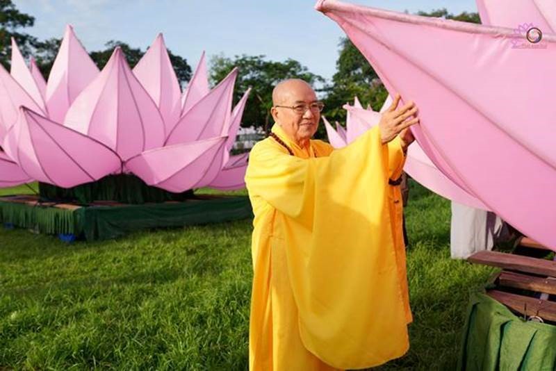 7-hoa-sen-tren-song-huong-kinh-mung-dai-le-phat-dan4.jpg