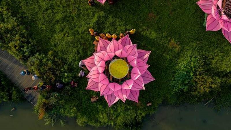 7-hoa-sen-tren-song-huong-kinh-mung-dai-le-phat-dan5.jpg