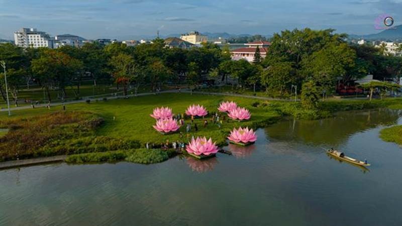 7-hoa-sen-tren-song-huong-kinh-mung-dai-le-phat-dan7.jpg