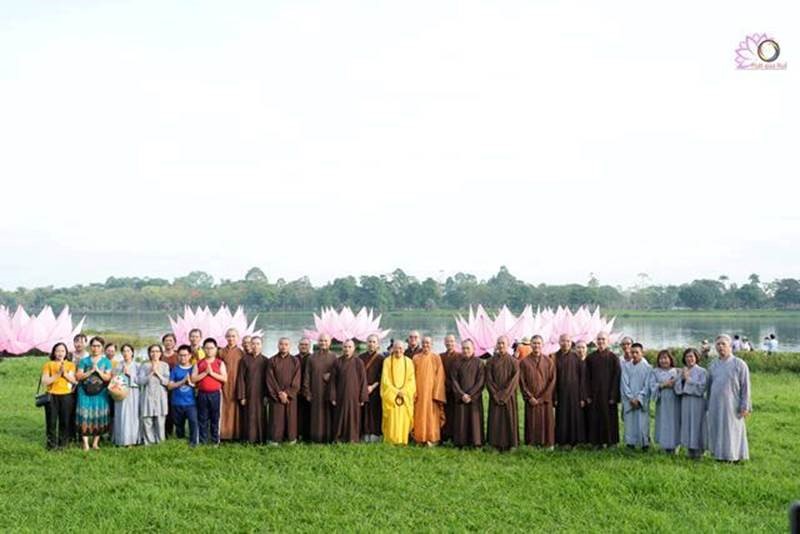 7-hoa-sen-tren-song-huong-kinh-mung-dai-le-phat-dan8.jpg