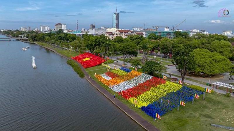 7-hoa-sen-tren-song-huong-kinh-mung-dai-le-phat-dan9.jpg
