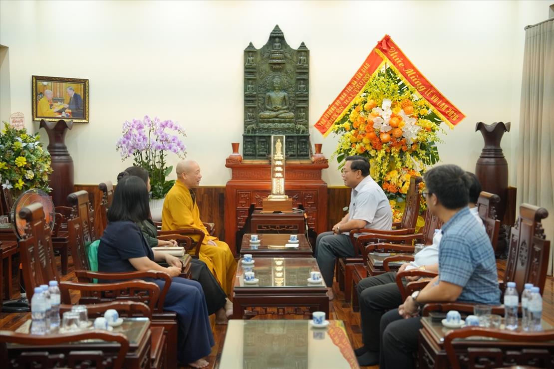 bo-dan-toc-va-ton-giao-cuc-an-ninh-noi-dia-chuc-mung-ht-thich-bao-nghiem.jpeg