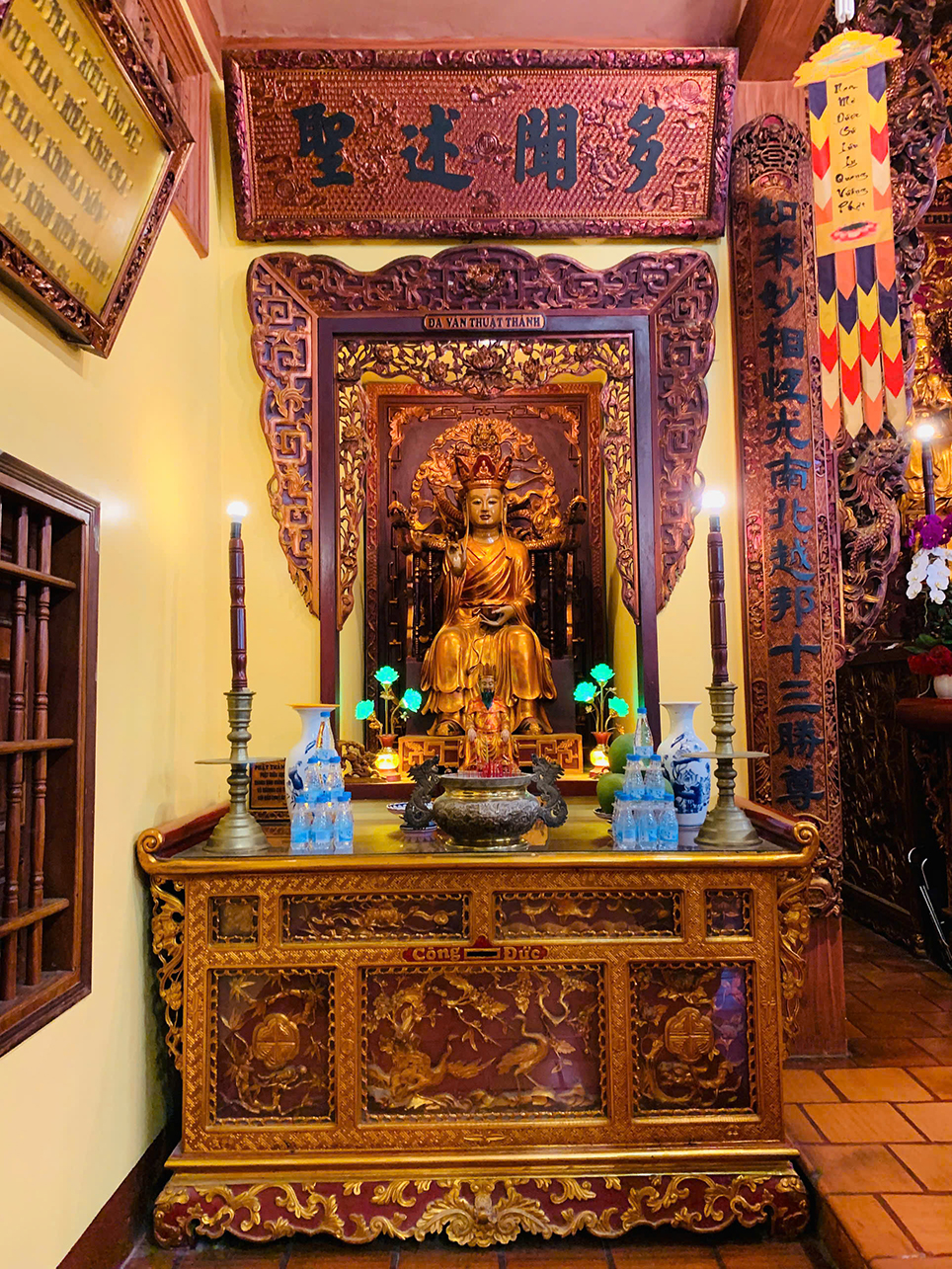 ban-tho-duc-chua-ong-duc-thanh-hien-den-dao-ly--uong-nuoc-nho-nguon.jpg