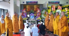 Hòa thượng Thích Lệ Trang và chư tôn đức Ban Trị sự GHPGVN TP.HCM viếng tang nhạc sĩ Giác An