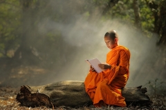 Tụng kinh là gì, tụng kinh cho ai nghe ?
