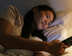 Lướt điện thoại trước khi ngủ ảnh hưởng thế nào đến chất lượng giấc ngủ?