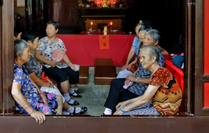 Người cao tuổi vào chùa nương tựa