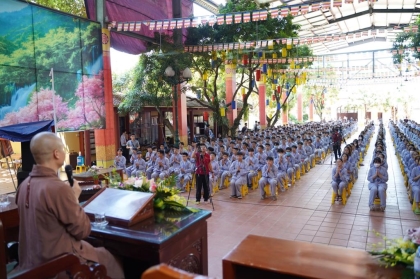 Thượng tọa Thích Minh Quang thuyết giảng cho 550 khóa sinh tại khóa tu tuổi trẻ chùa Bằng