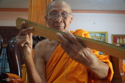 Viết kinh bằng chữ Khmer cổ trên lá