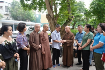 Ban Trị sự Phật giáo Hà Nội thăm hỏi, động viên các nạn nhân vụ cháy nhà trọ ở Trung Kính