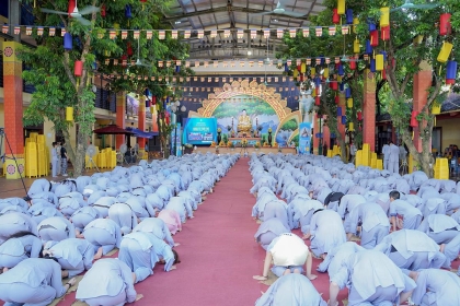 Hàng trăm khóa sinh phát tâm quy y Tam Bảo trong khóa tu tuổi trẻ 2024 tại chùa Bằng