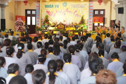 Hơn 3000 Phật tử Đạo tràng Pháp Hoa miền Bắc dự khóa tu tại chùa Linh Ứng - Nam Định