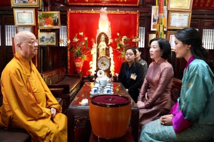 Phu nhân Chủ tịch nước cùng Hoàng hậu Bhutan thăm chùa Trấn Quốc
