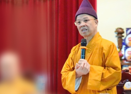 Nhà sư xây chùa to, tượng lớn có lãng phí không?