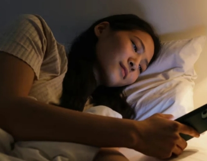 Lướt điện thoại trước khi ngủ ảnh hưởng thế nào đến chất lượng giấc ngủ?