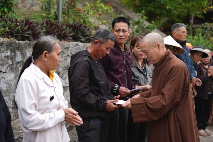 Phật giáo Hà Tĩnh trao 100 phần quà Tết, mang xuân ấm đến người dân