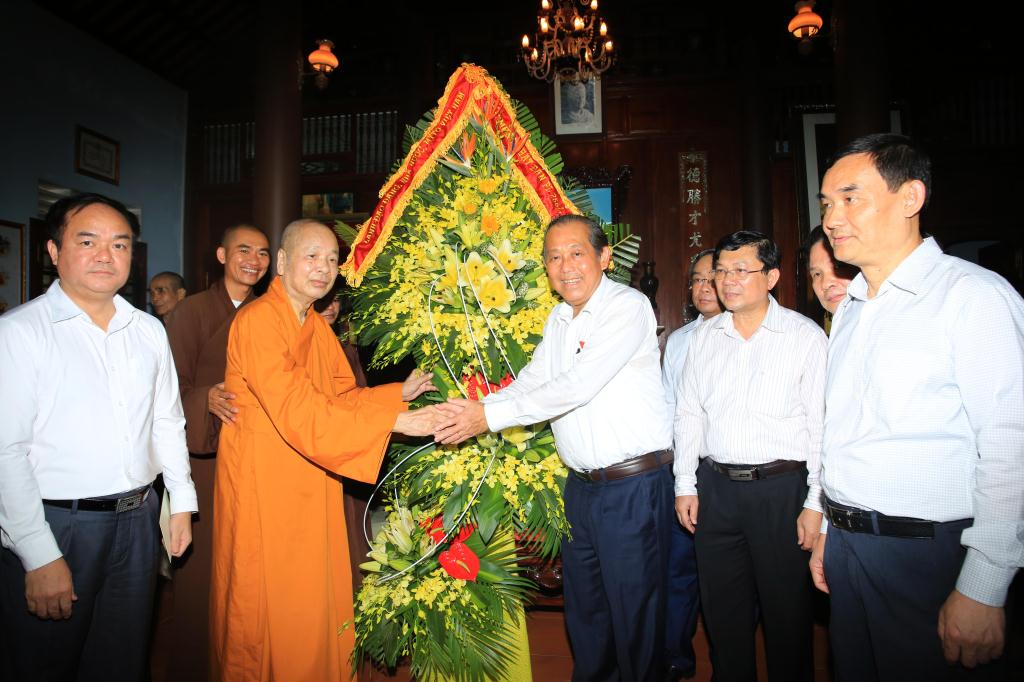 nguoiphattu_com_hue_pho_thu_tuong_truong_hoa_binh_chuc_mung_le_phat_dan0.jpg