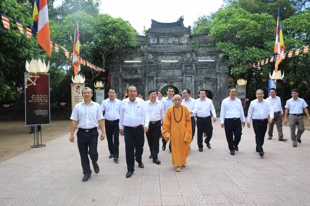 nguoiphattu_com_hue_pho_thu_tuong_truong_hoa_binh_chuc_mung_le_phat_dan2.jpg